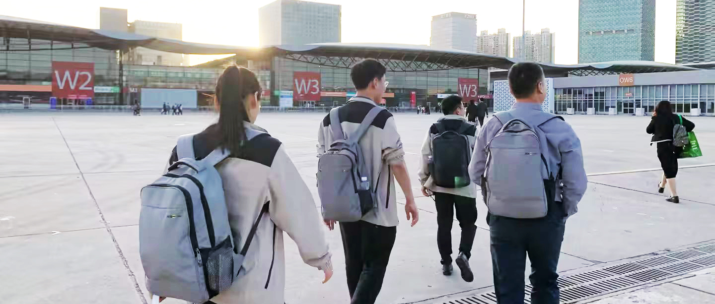 精美照片带您穿越四月展会现场，请锁屏后横屏浏览